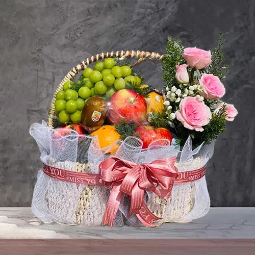 Giỏ hoa trái cây tươi tắn cùng hoa hồng đỏ thắm