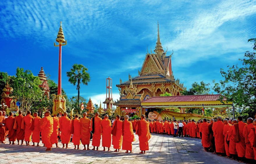 Người dân Khmer tham gia sinh hoạt văn hóa cộng đồng tại sân chùa Monivongsa Bopharam