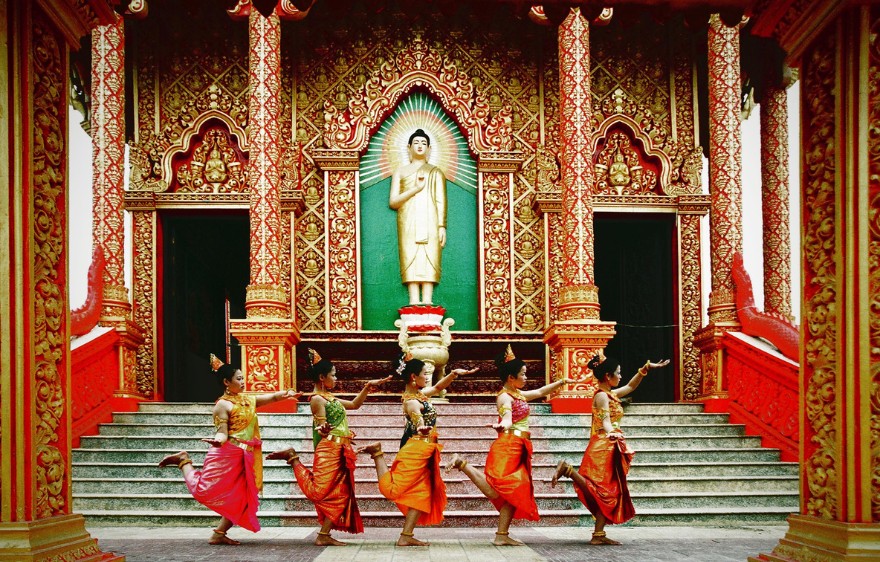 Người dân Khmer trong trang phục truyền thống tham gia lễ hội tại chùa Monivongsa Bopharam