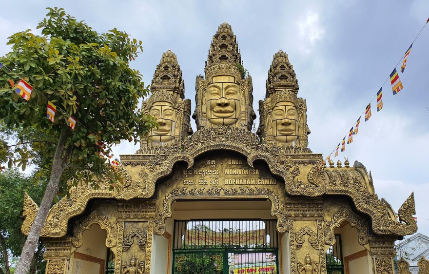 Cổng chính Chùa Monivongsa Bopharam với kiến trúc 3 ngọn tháp rực rỡ