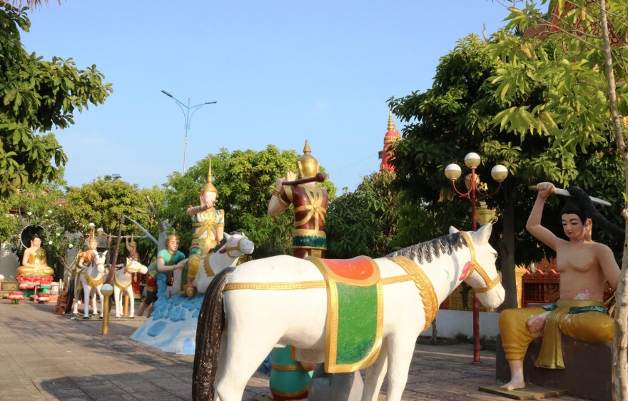 Chánh điện Chùa Monivongsa Bopharam với kiến trúc nhiều tầng mái và họa tiết rồng rắn