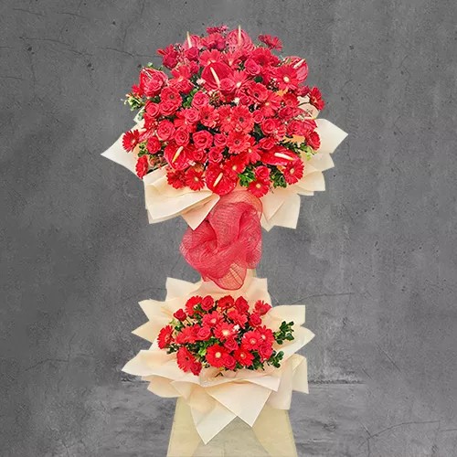 Kệ hoa khai trương hai tầng rực rỡ với sắc vàng, cam, đỏ, xanh lá