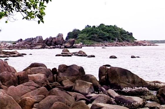 Hòn Đá Bạc Cà Mau với những khối đá granit xếp chồng lên nhau