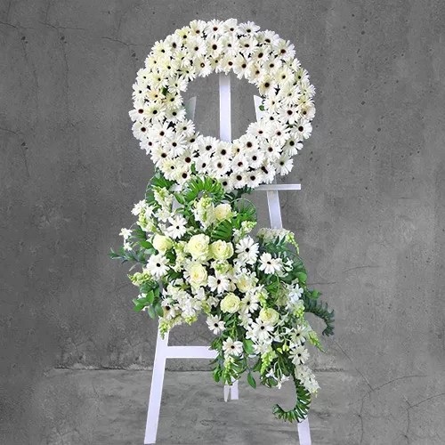 Lẵng hoa viếng đám tang với hoa cúc trắng, hồng trắng và lan trắng