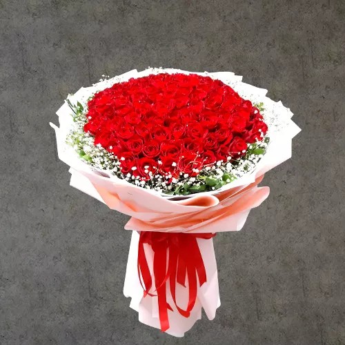 Một bó hoa cưới cầm tay kết hợp nhiều loại hoa hồng và hoa baby trắng tinh khôi