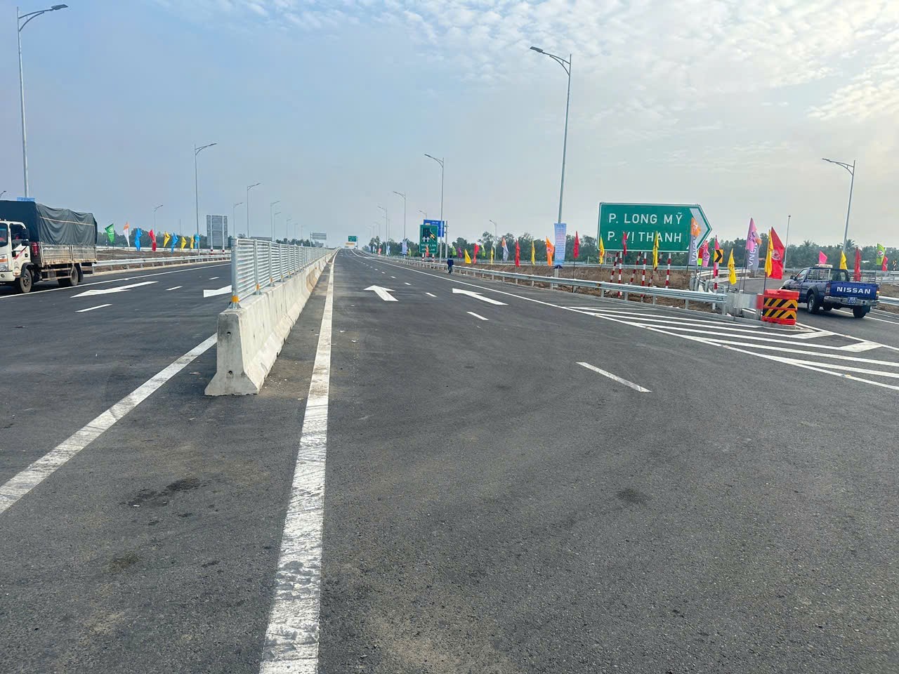 Khung cảnh tuyến cao tốc Cần Thơ – Cà Mau tại nút giao IC5 (xã Vị Thủy), hướng về Cà Mau