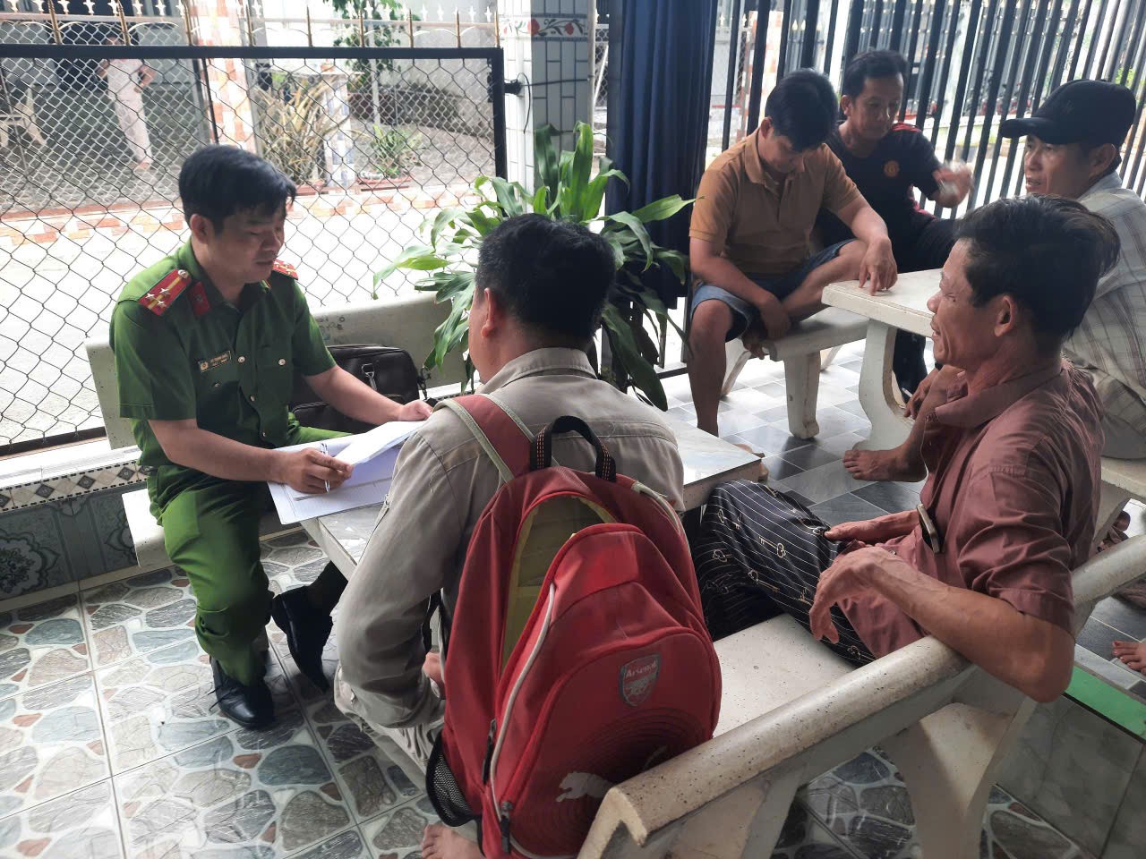 Công an xã Vị Thủy tuyên truyền, hướng dẫn người dân tiếp cận thông tin chính thống về tình hình tuyến cao tốc Cần Thơ – Cà Mau