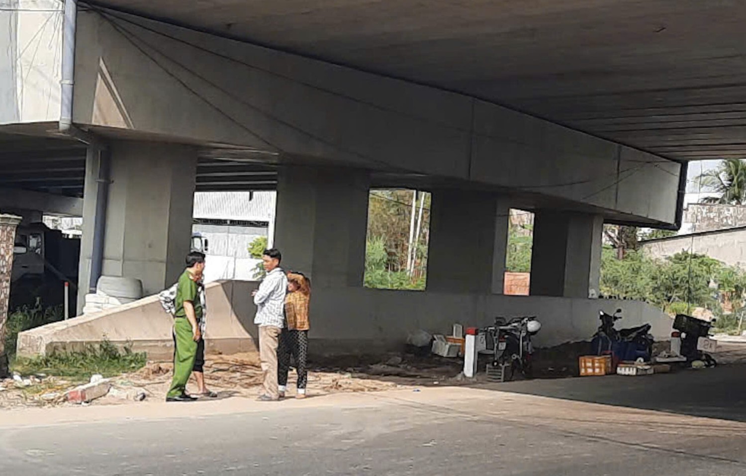 Lực lượng Công an xã Vị Thủy kiểm tra thực tế tại nút giao IC5 nhằm nắm tình hình và bảo đảm trật tự, an toàn giao thông