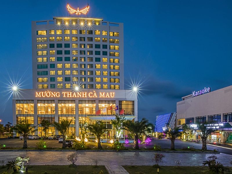 Hồ bơi ngoài trời tại Mường Thanh Luxury Cà Mau với không gian xanh mát