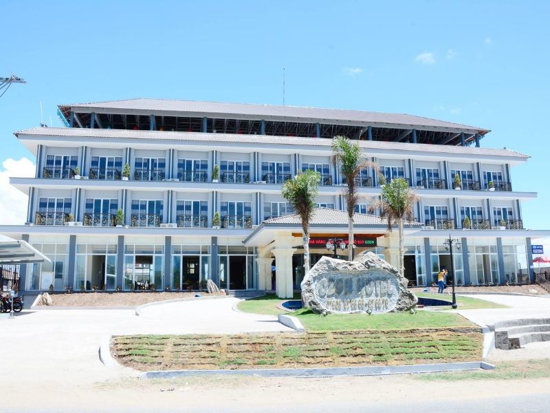 Quang cảnh phòng nghỉ rộng rãi với tiện nghi hiện đại tại Ozon Hotel
