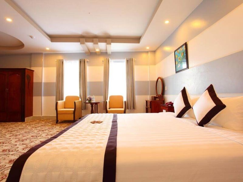 Phòng ngủ được bài trí sang trọng và hiện đại tại Khách sạn Long Tỵ