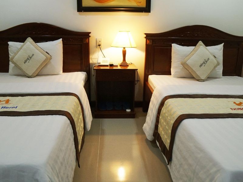 Sảnh khách sạn Đông Anh Cà Mau với nội thất gỗ sang trọng