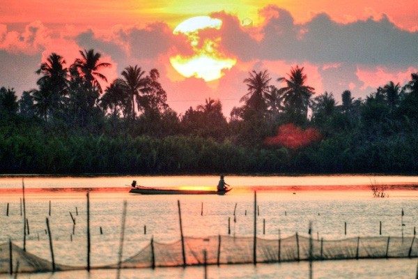 Khung cảnh tuyệt đẹp tại Đầm Thị Tường với những ngôi nhà sàn nhỏ giữa mặt nước