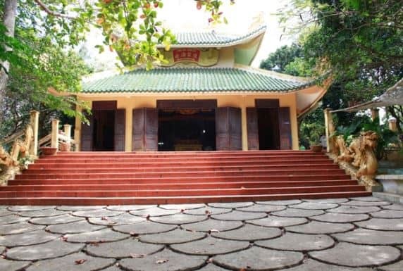 Lăng Ông Nam Hải tại Hòn Đá Bạc, nơi trưng bày bộ xương cá voi khổng lồ