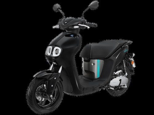Một mẫu xe máy điện Yamaha Neo's màu đen bóng đang đậu