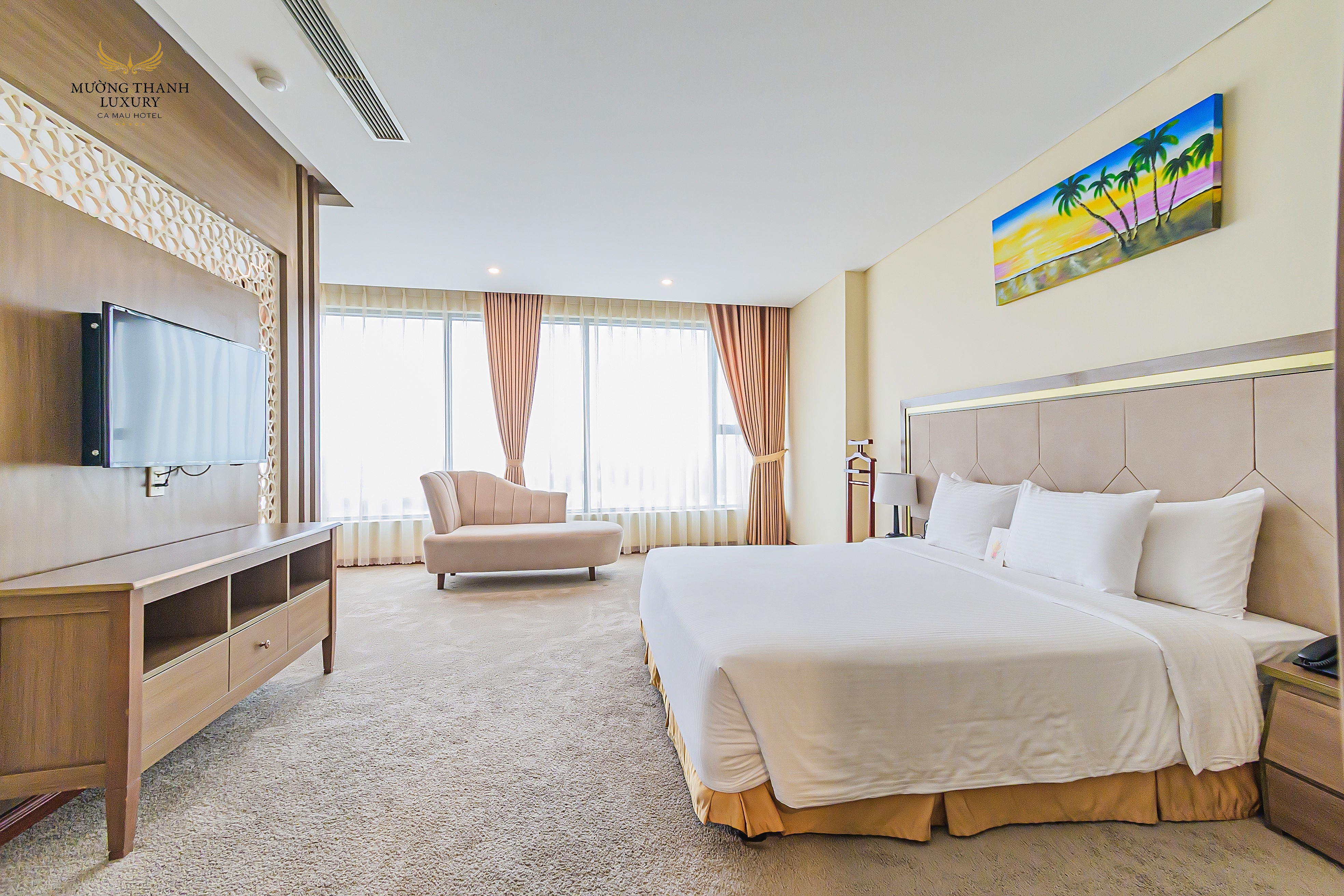 Phòng Executive Suite sang trọng với không gian rộng rãi và nội thất hiện đại