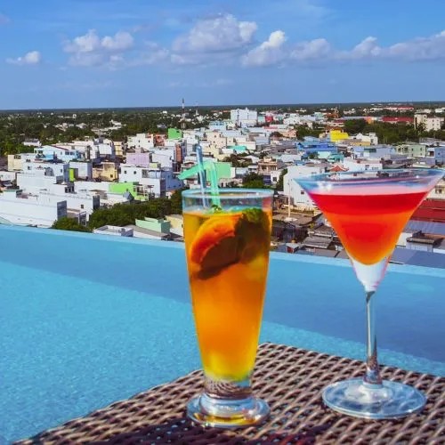 Bể bơi vô cực trên tầng cao nhất của khách sạn
