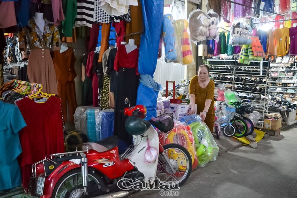 Bà Nguyễn Hồng Nga, 1 trong 32 tiểu thương chợ Rau Dừa, đang gặp khó khăn trong buôn bán do chợ ế khách