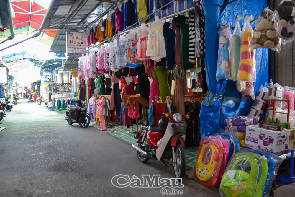 Đã 10 giờ sáng nhưng chợ Rau Dừa vẫn vắng khách đến chọn mua hàng