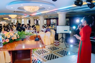Sảnh tiệc cưới được trang hoàng lộng lẫy tại Khách sạn Hoàng Hổ