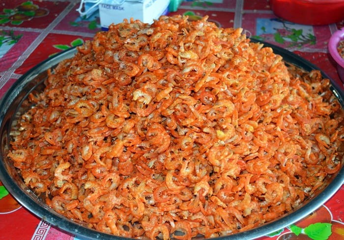 Tôm khô Cà Mau, một đặc sản nổi tiếng được bán tại chợ
