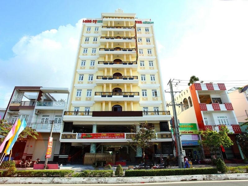 Khách sạn Long Tỷ với kiến trúc hiện đại tại đường Trần Hưng Đạo sầm uất