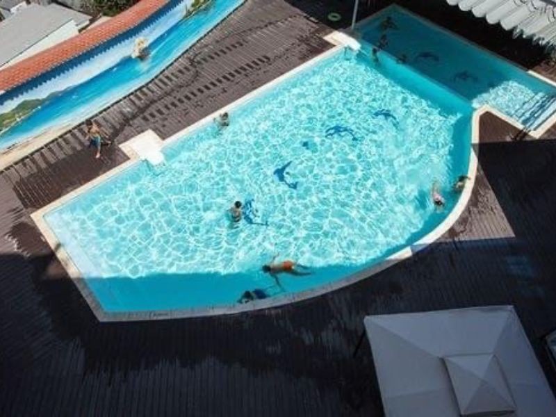 Du khách vui vẻ thư giãn tại hồ bơi ngoài trời của Ánh Nguyệt Hotel