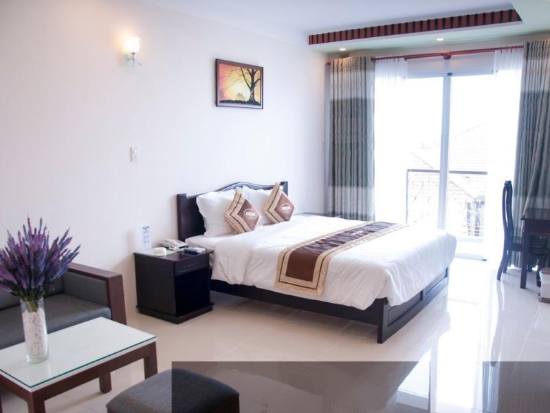 Phòng nghỉ tại Ozon Hotel tràn ngập ánh sáng tự nhiên và thiết kế hiện đại