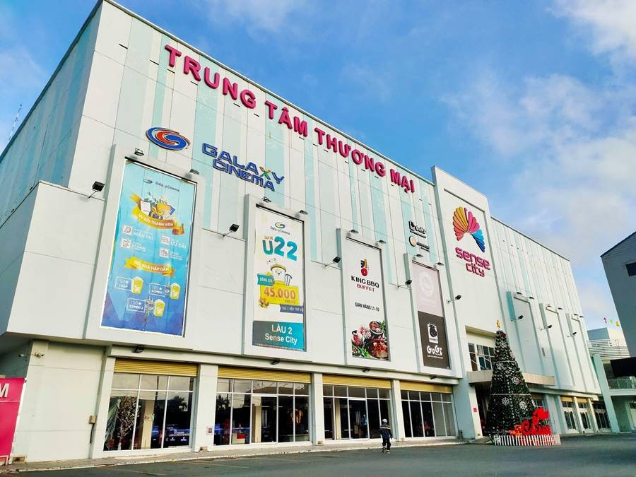 Bên trong Sense City Cà Mau với các gian hàng mua sắm được bố trí hiện đại