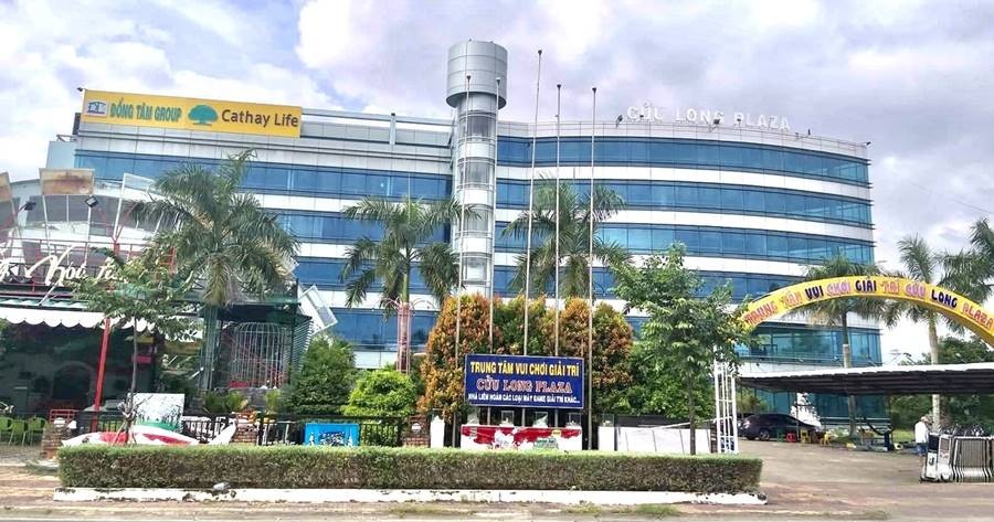 Cửu Long Plaza Cà Mau với kiến trúc hiện đại và không gian xanh mát