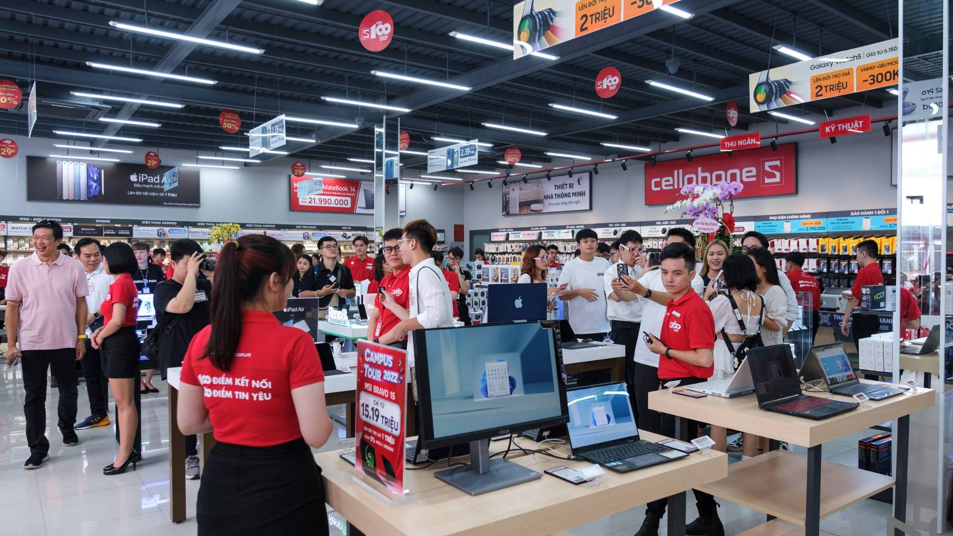 Một người đang kiểm tra thông tin trên máy tính và cầm thẻ sim, minh họa cho việc mua sim online uy tín