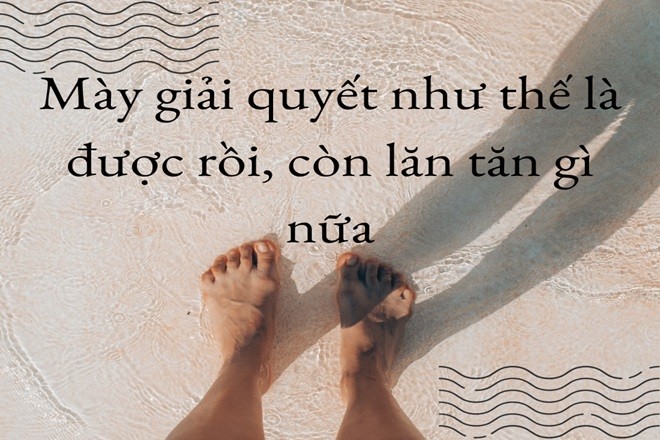 Cận cảnh gợn sóng lăn tăn trên mặt nước trong ánh sáng mờ