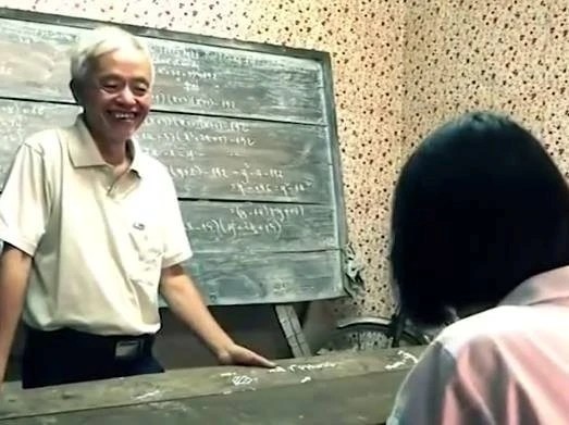 Phương Thảo ngồi học cùng thầy Nguyễn Văn Tâm trong tiết học cũ