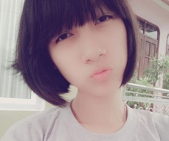 Nữ sinh Vũ Phương Thảo tập trung viết bài